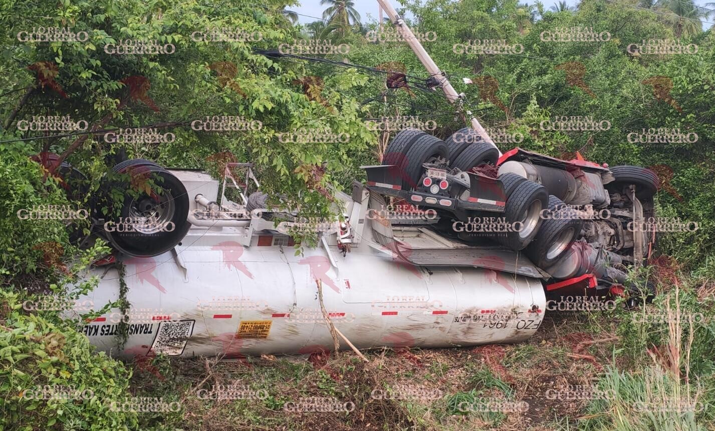 Vuelca pipa de combustible en la Acapulco-Zihuatanejo