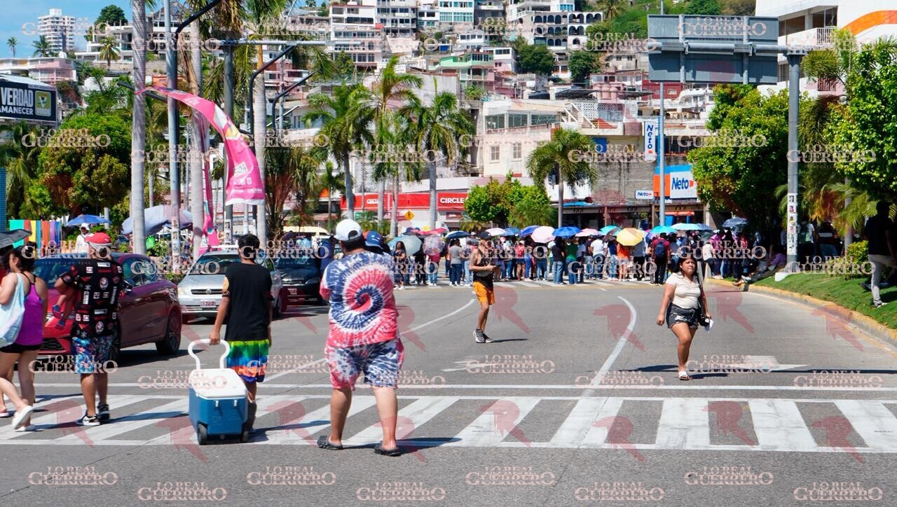 Bloqueos de la CETEG provocan severas afectaciones viales en Acapulco
