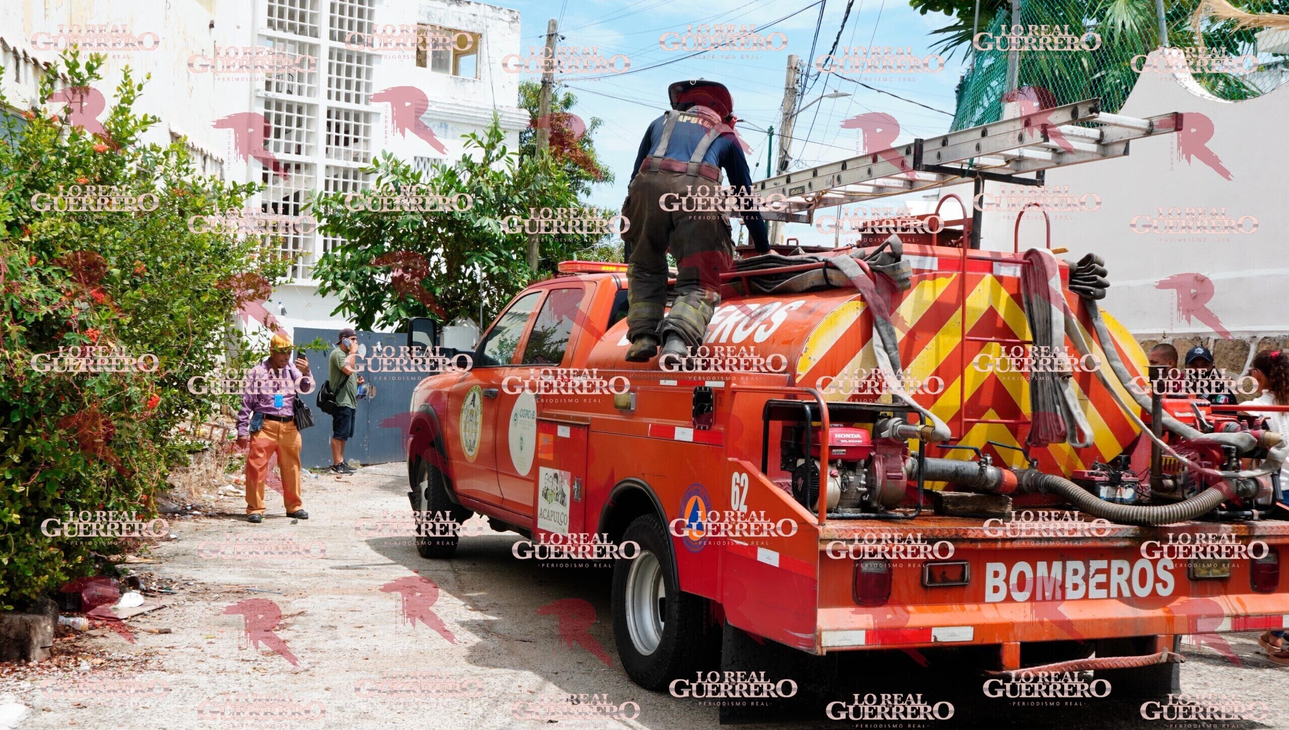 Se incendia taxi por presunta falla eléctrica en el Fraccionamiento Las Playas