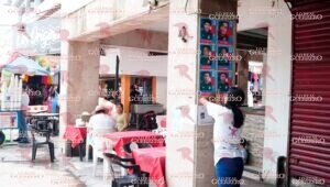 Colocan estampas mundialistas con fotografías de desaparecidos en el Zócalo de Acapulco