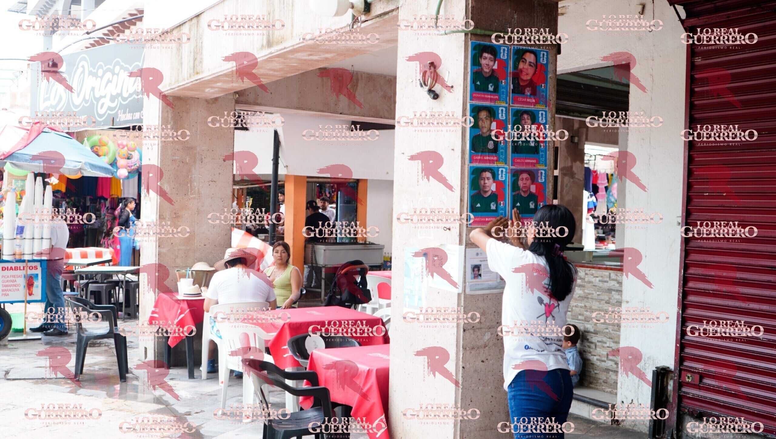 Colocan estampas mundialistas con fotografías de desaparecidos en el Zócalo de Acapulco