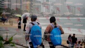 Afectan lluvias y oleaje las ventas de comerciantes en playas de Acapulco