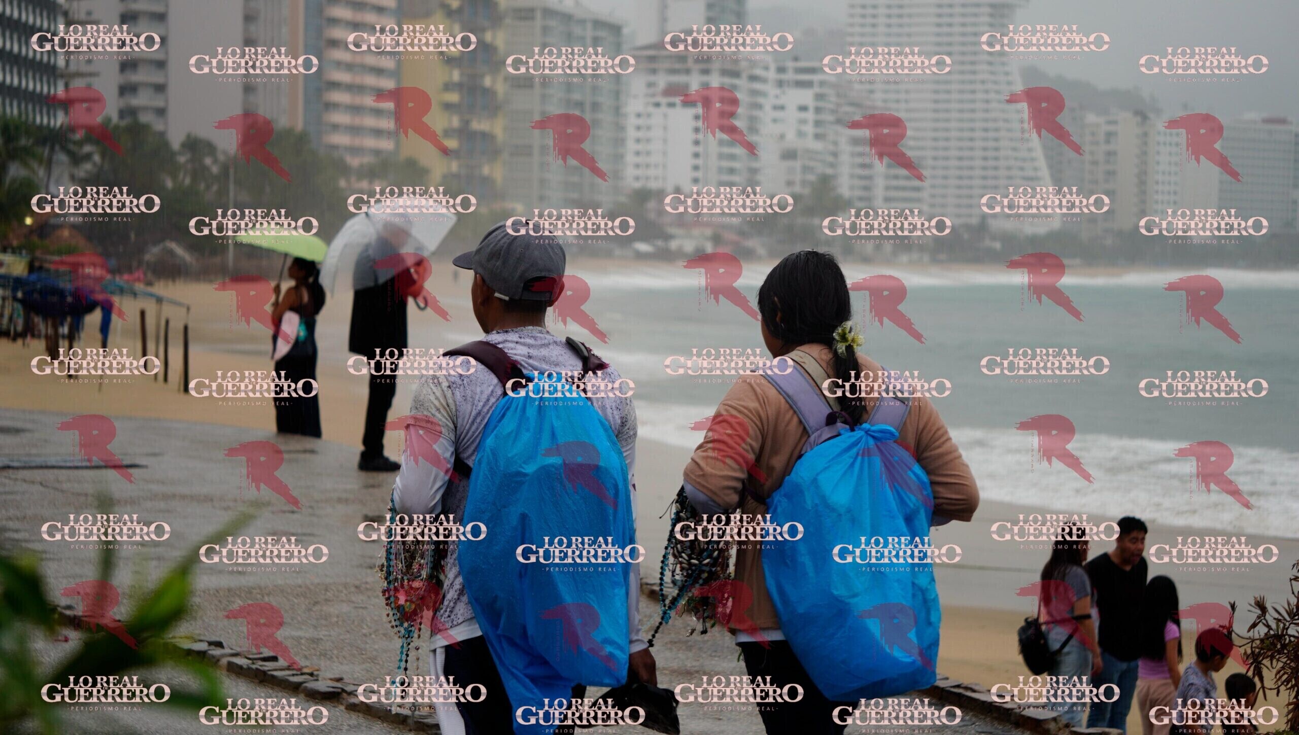 Afectan lluvias y oleaje las ventas de comerciantes en playas de Acapulco