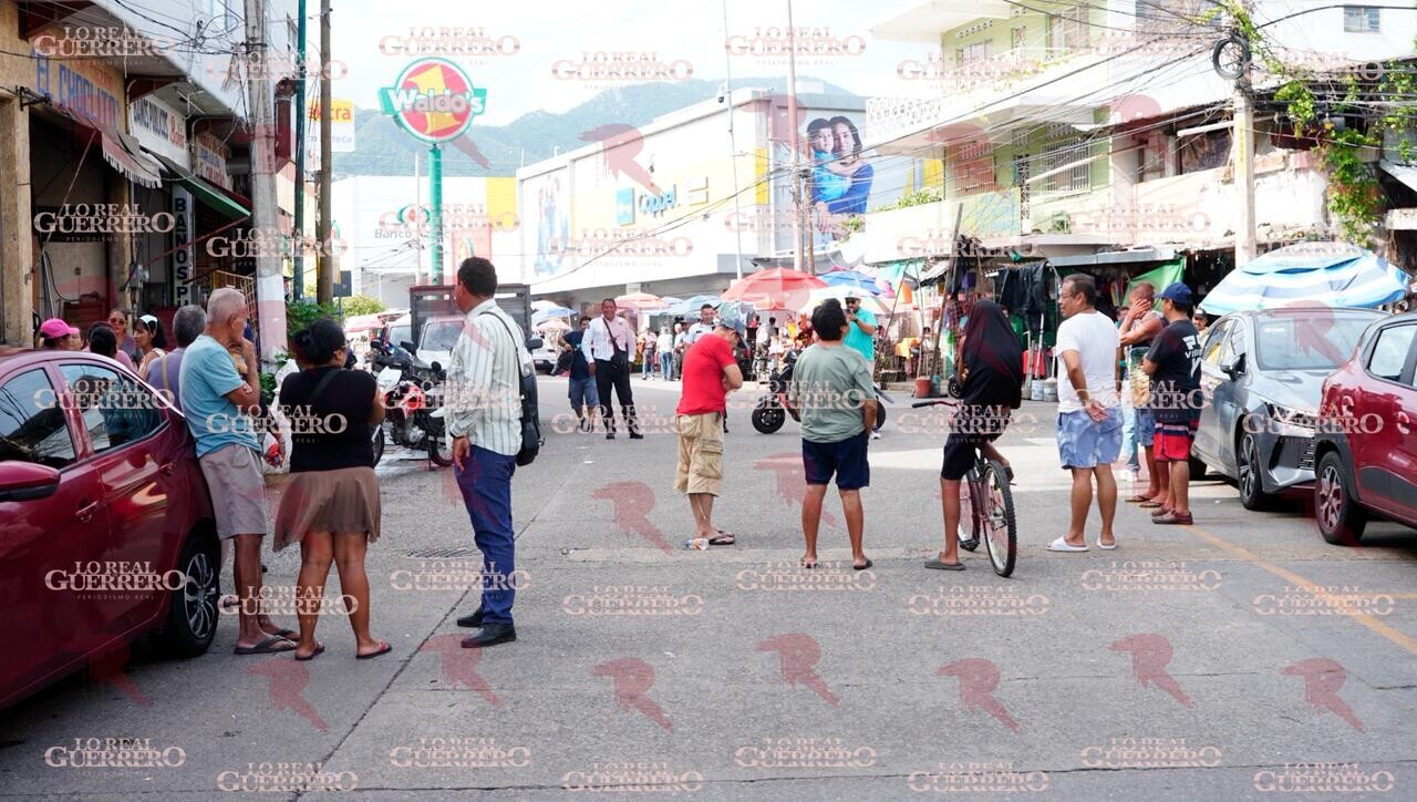 Bloquean vecinos tres vialidades por desabasto de agua en el Centro de Acapulco
