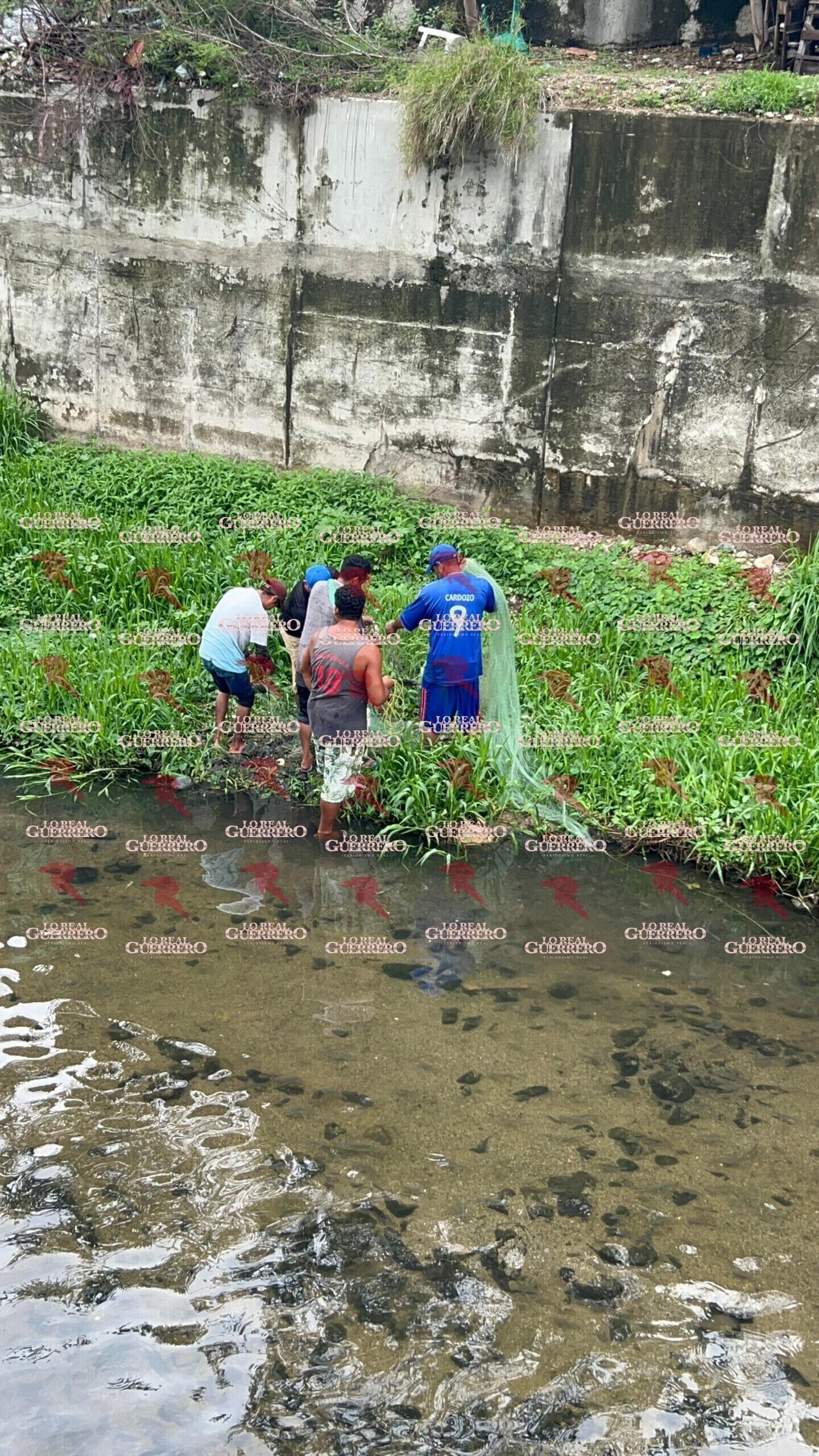 Pescan en cauce pluvial ante crecida por lluvias