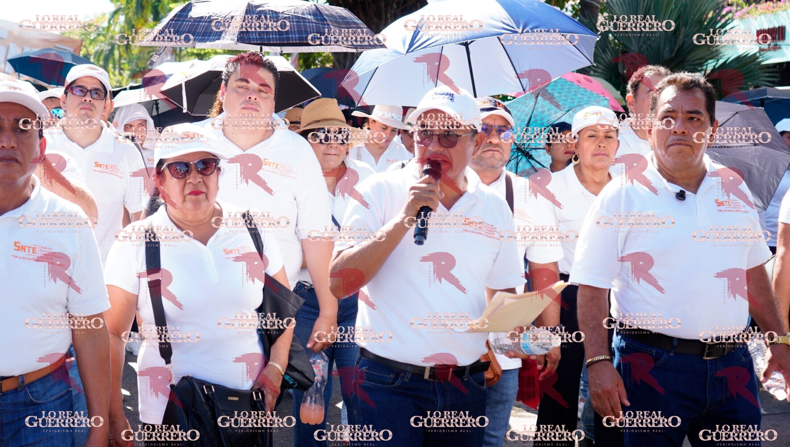 Docentes exigen respuestas y bloquean la principal vía turística de Acapulco