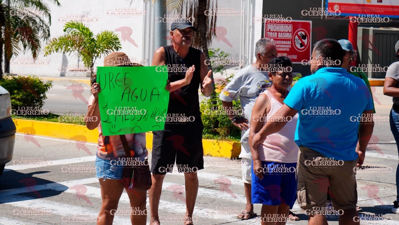 Bloquean vecinos la Costera para exigir agua potable; denuncian más de mes y medio sin servicio