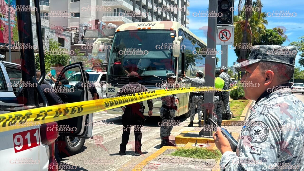 Retienen policías y Guardia Nacional autobús de la CETEG en la Costera