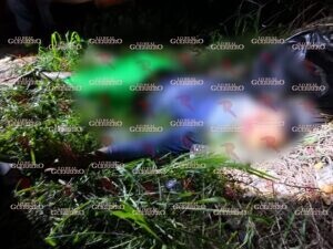 Hallan a joven ejecutado a balazos en Iguala; en una cartulina lo señalan de robar tiendas Oxxo y abusar de una cajera