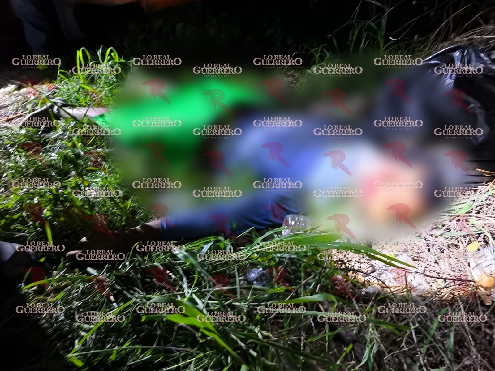 Hallan a joven ejecutado a balazos en Iguala; en una cartulina lo señalan de robar tiendas Oxxo y abusar de una cajera