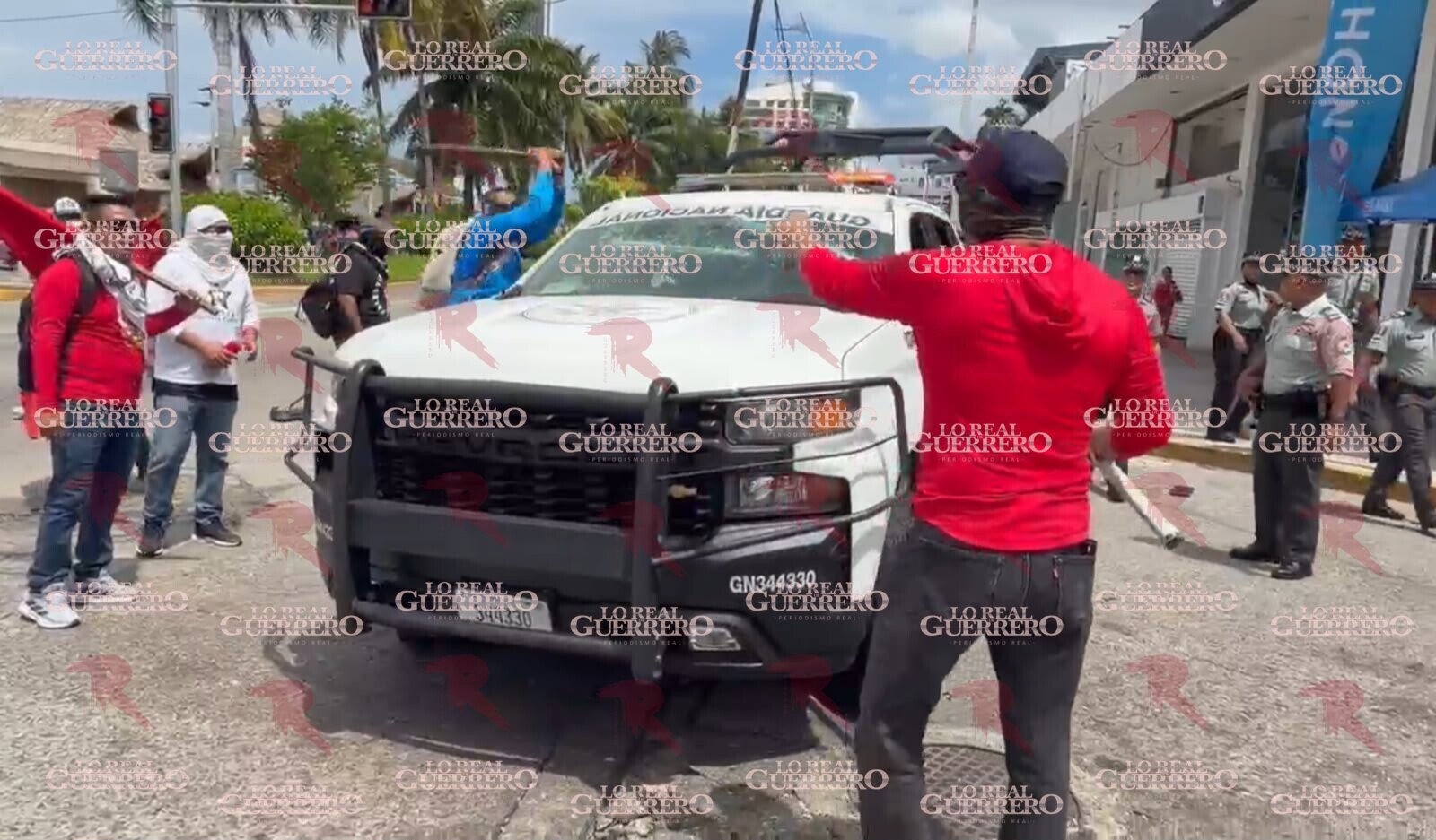 CETEG agrede a policías y vandaliza negocios durante marcha en Acapulco