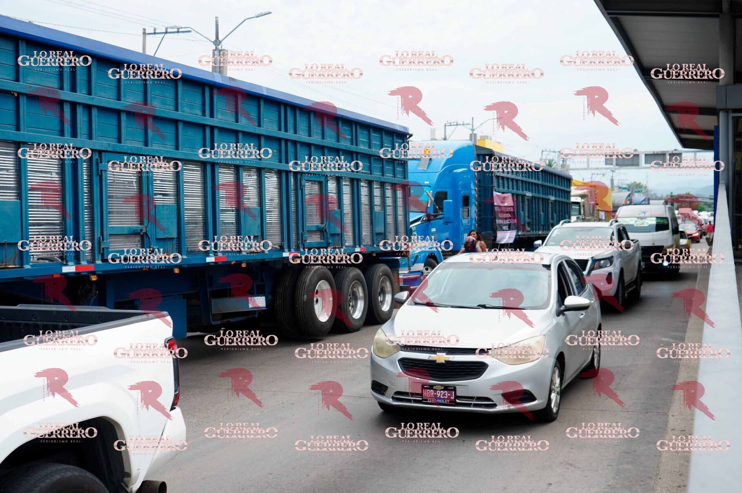 Protestan transportistas y generan tránsito lento en la zona conurbada de Acapulco