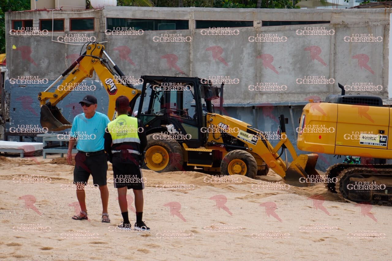 Retroexcavadora vuelca tras ser alcanzada por el oleaje en Icacos