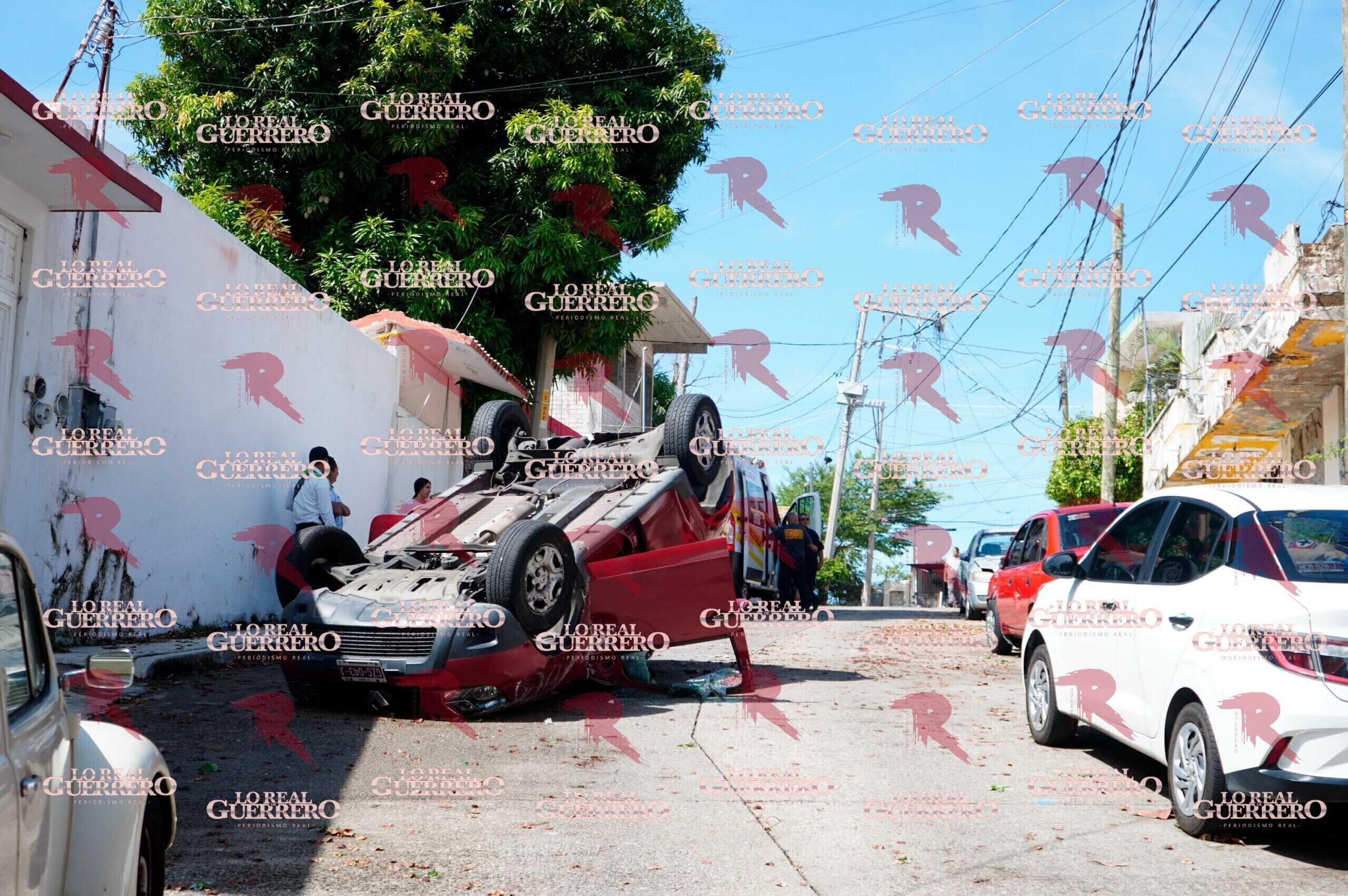 Mujer sufre lesiones tras volcadura de camioneta en Mozimba
