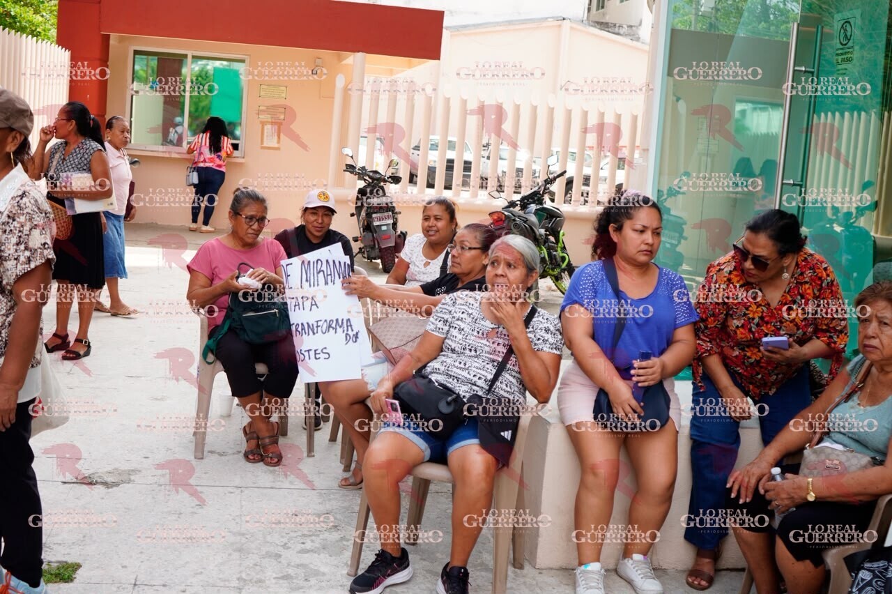 Vecinos toman oficinas de la CFE en Acapulco para exigir solución a fallas en el servicio
