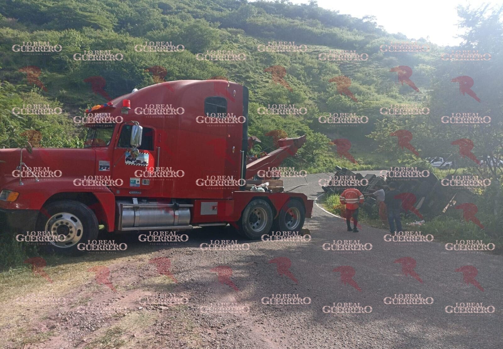 Vuelca tráiler cargado con fertilizante sobre la carretera Tlapa-Chilpancingo