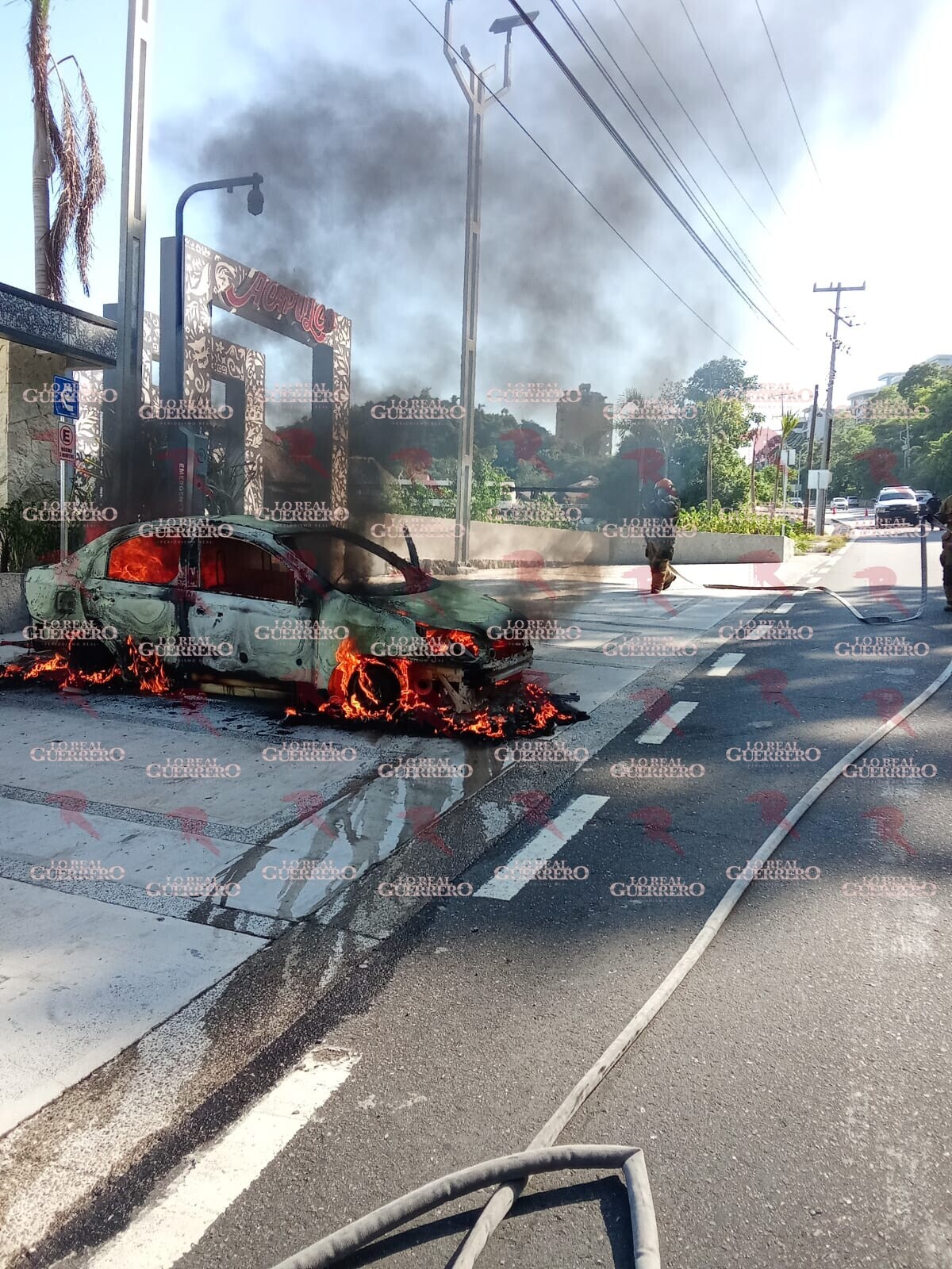 Se incendia automóvil en mirador de la Escénica de Acapulco