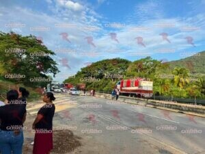 Bloquearon pobladores de la zona rural la Autopista del Sol por cierre de acceso