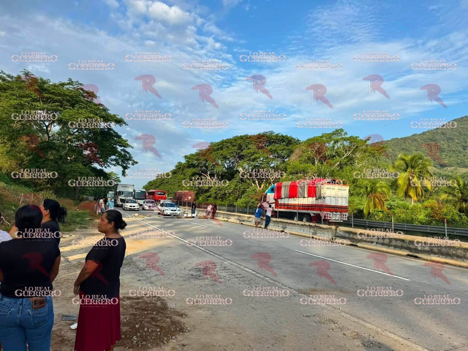 Bloquearon pobladores de la zona rural la Autopista del Sol por cierre de acceso