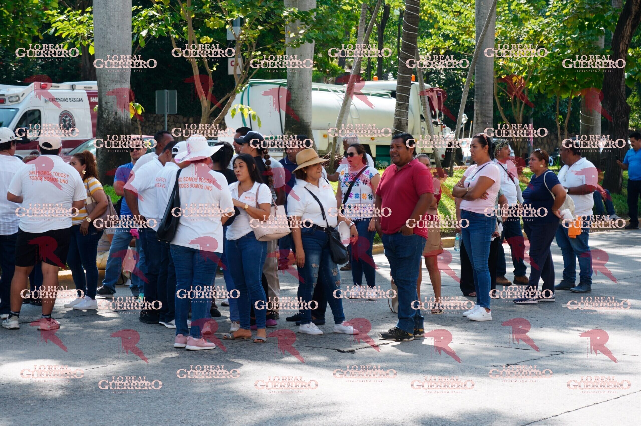 Bloquean docentes de la Sección 14 del SNTE la Costera para exigir atención a demandas laborales