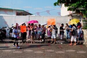 Toman vecinos oficinas de la CFE por falta de luz en la zona poniente de Acapulco