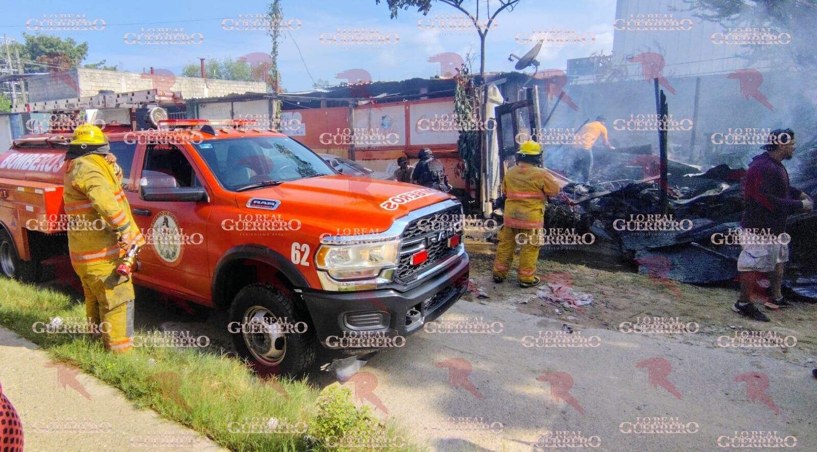 Vivienda es consumida por incendio en la colonia Postal de Acapulco