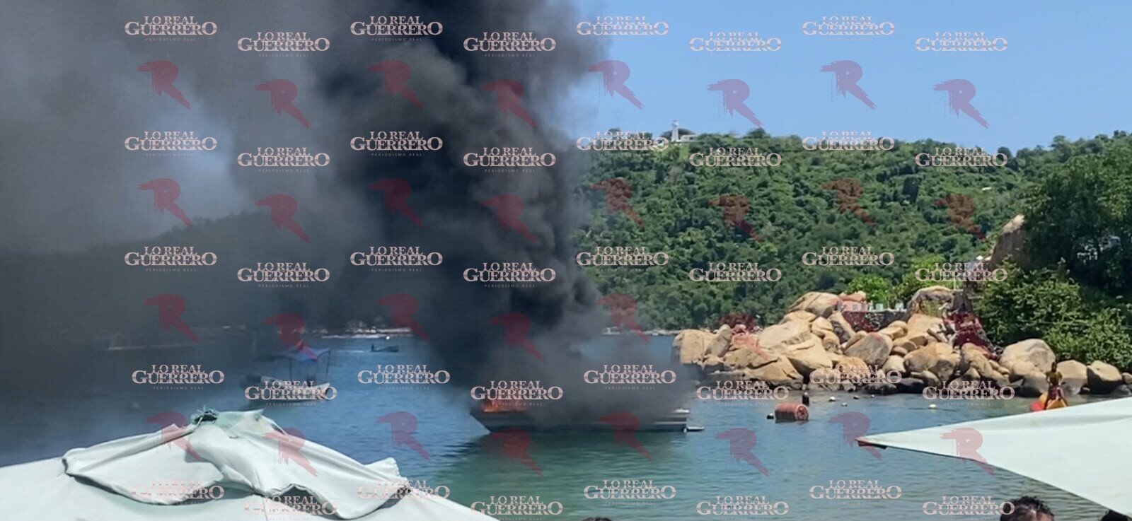 Explosión consume lancha turística en playa Caletilla de Acapulco