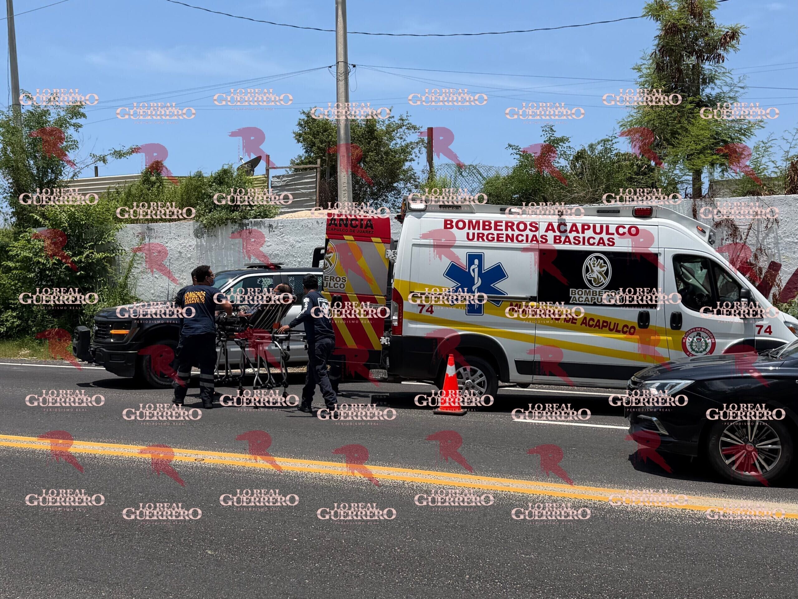 Cinco heridos tras volcadura de camioneta en Pie de la Cuesta