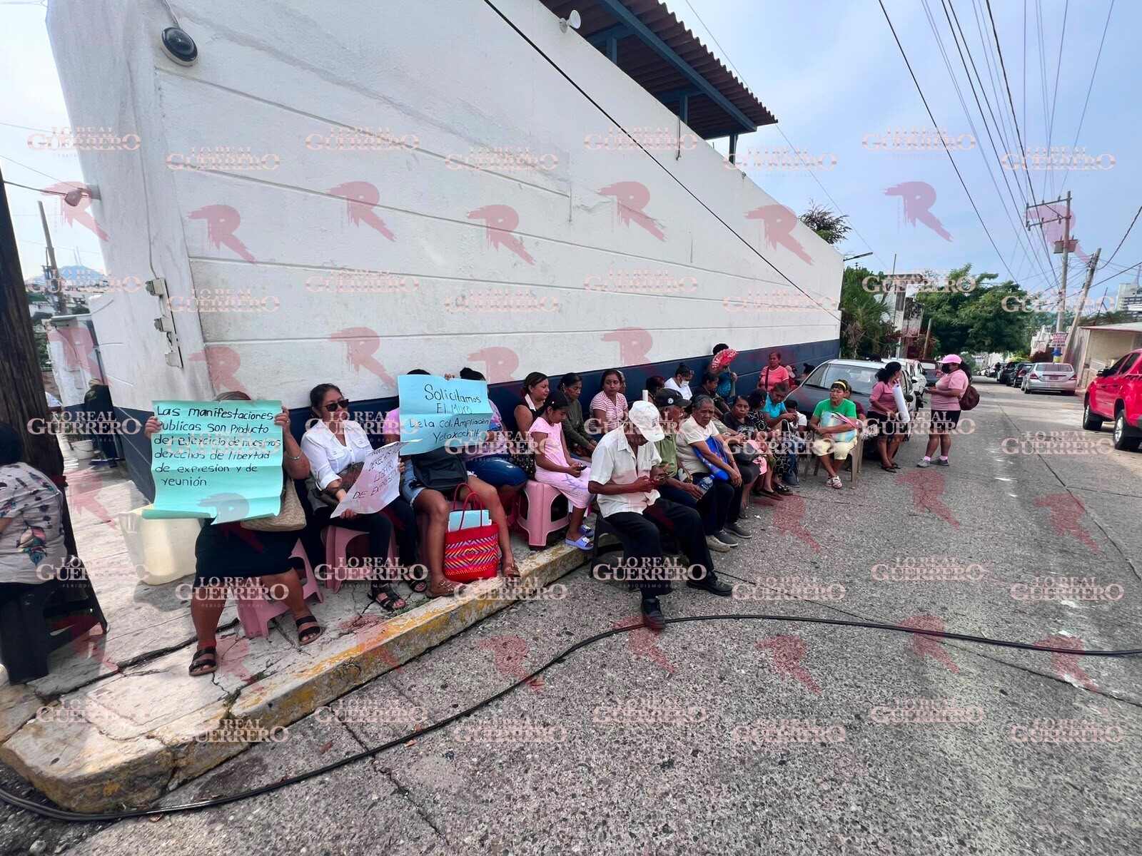 Ciudadanos protestan en la FGR por denuncia de CFE contra manifestante