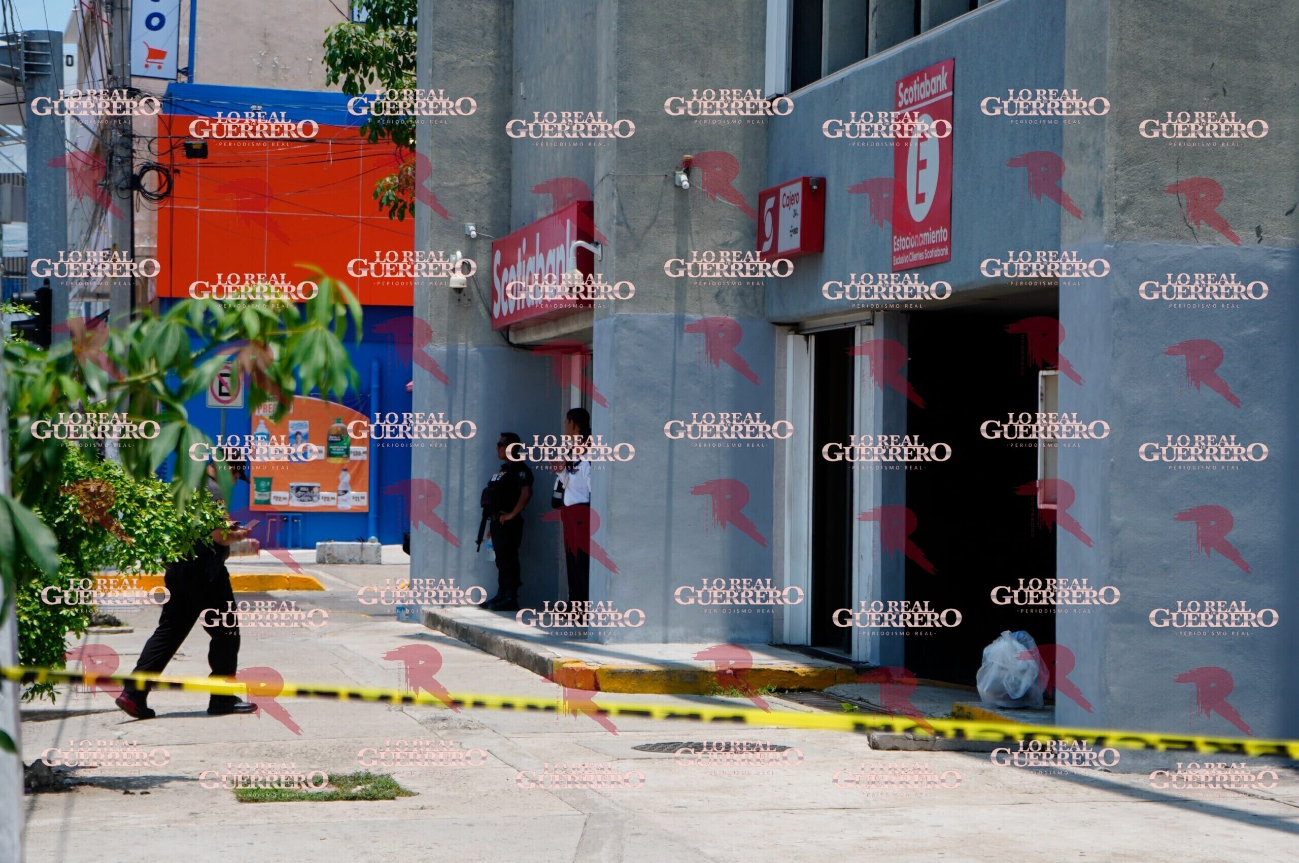 Abandonan frasco con sangre, un útero y un mioma frente a banco en Acapulco
