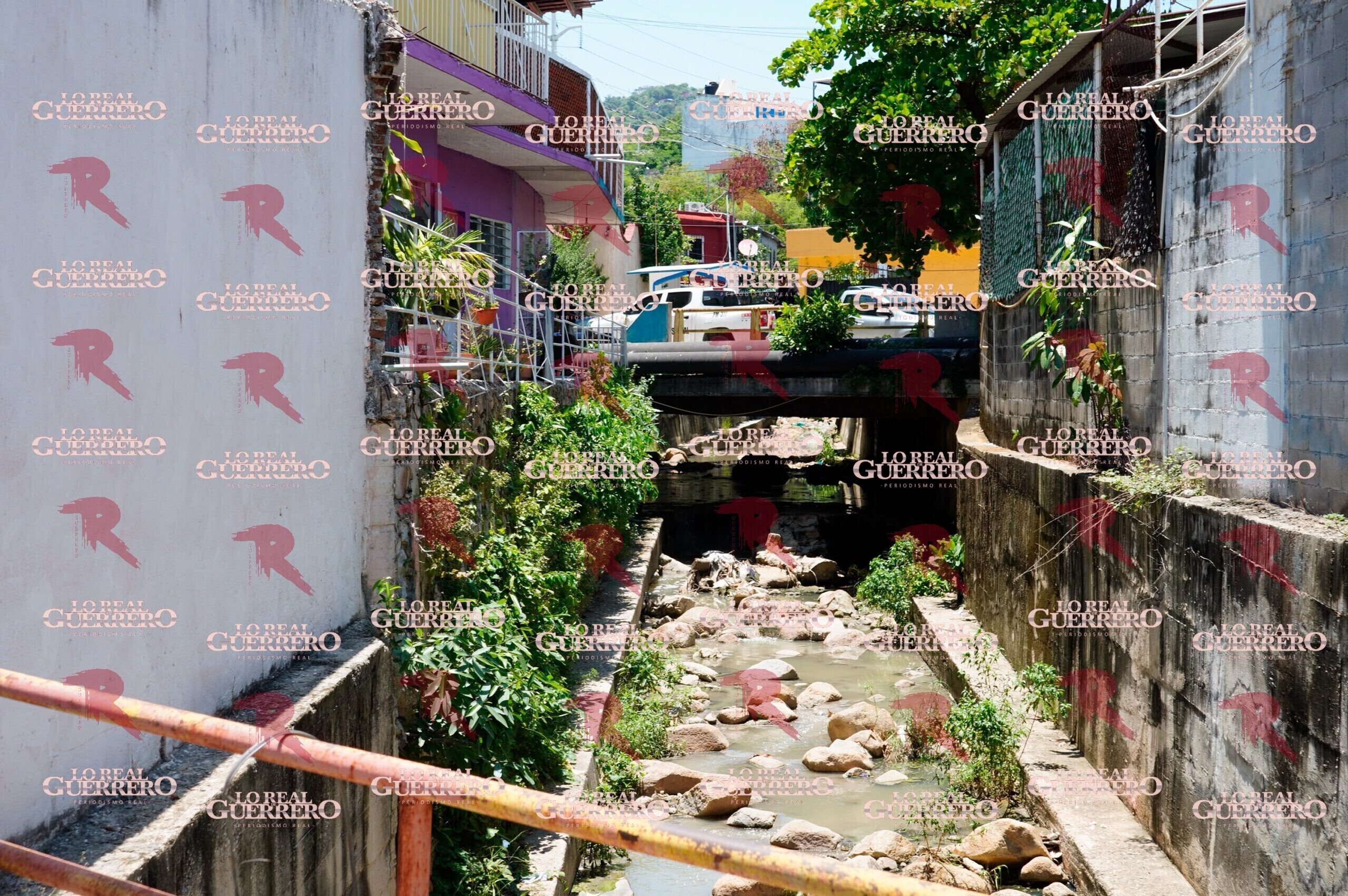 Asesinan a balazos a un hombre; su cuerpo terminó dentro de un canal pluvial en Acapulco