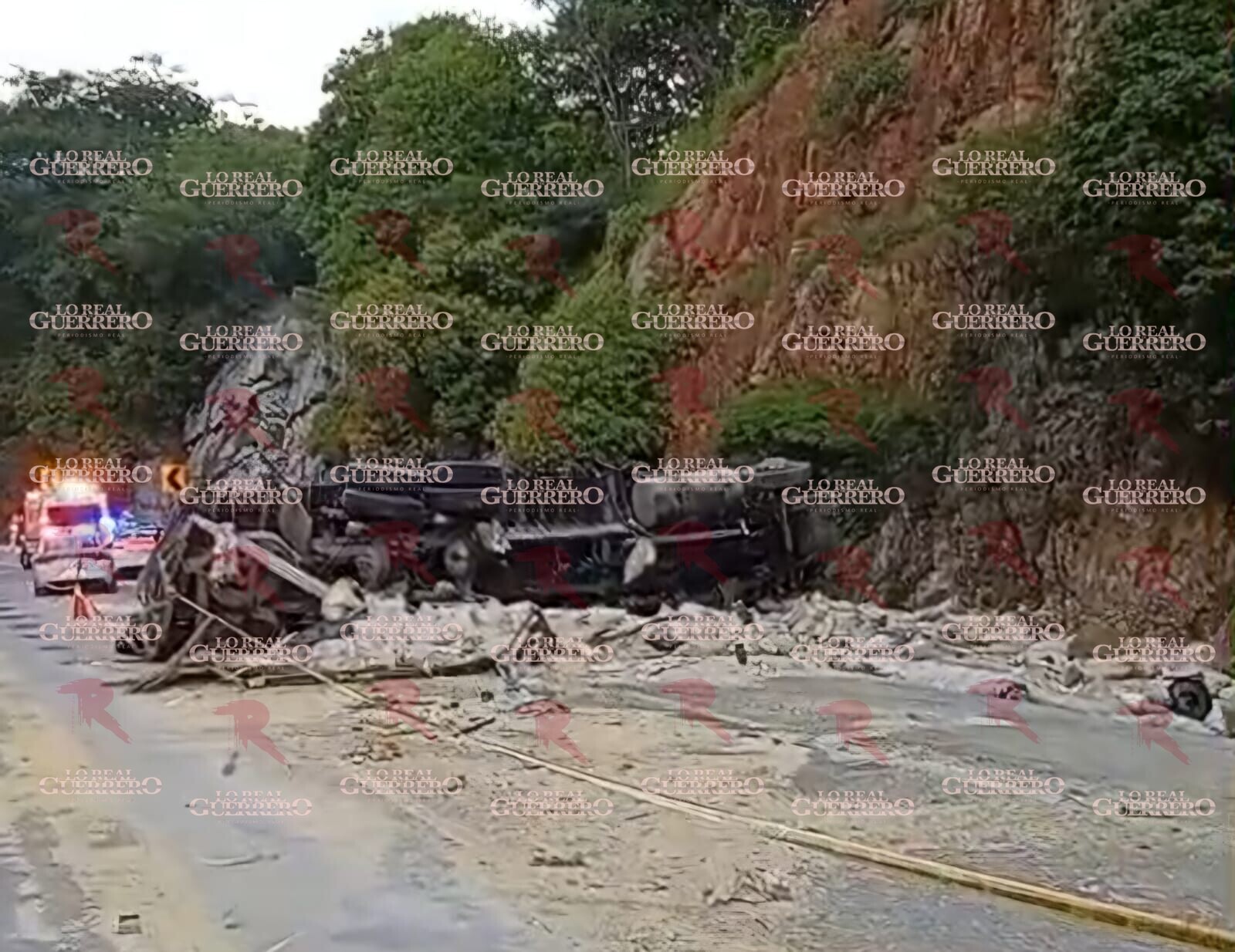 Vuelca tractocamión cargado de maíz en la Autopista del Sol; mueren chofer y copiloto
