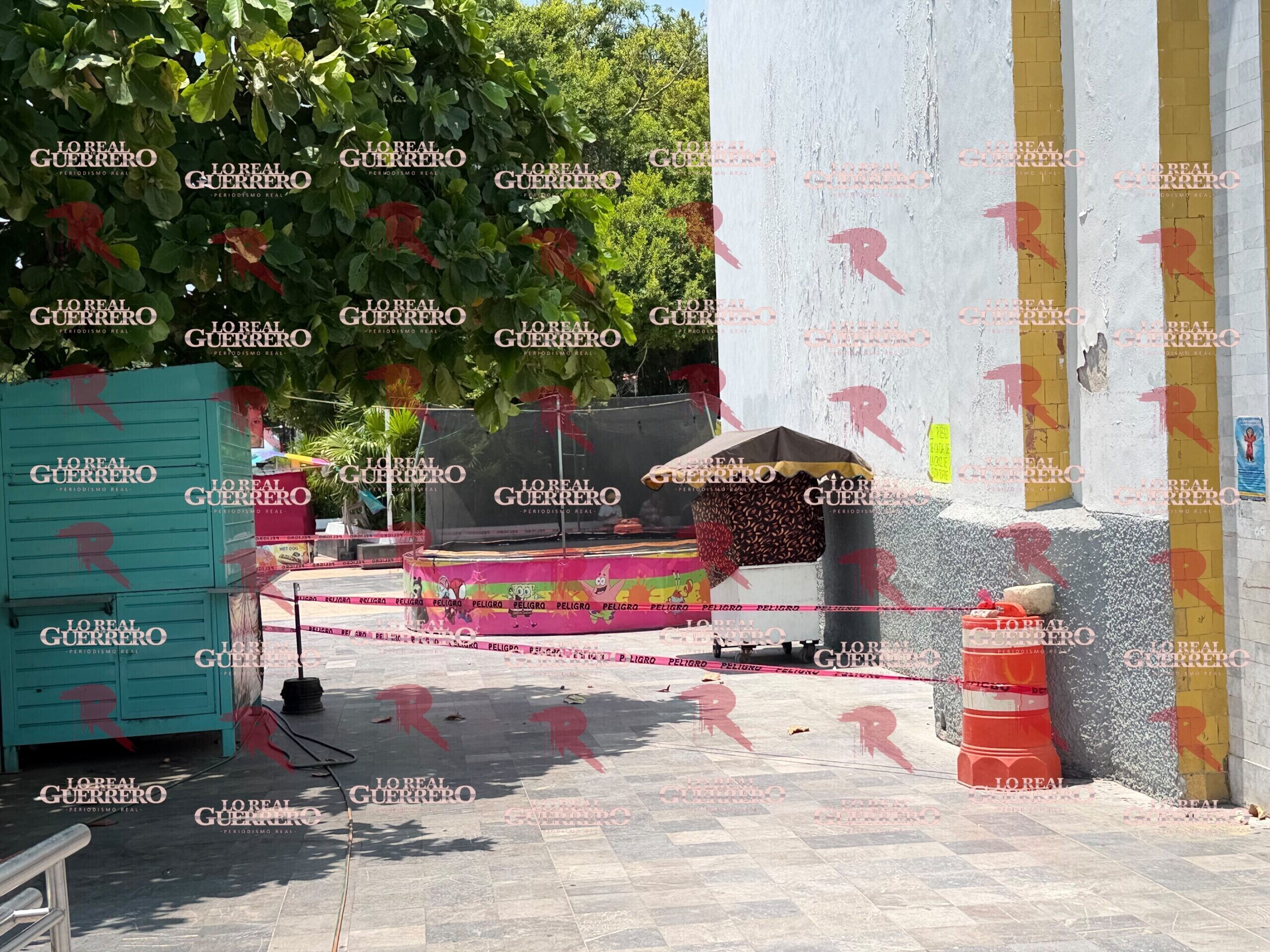 Acordonan parte de la Catedral de Acapulco por riesgo de caída de una cruz