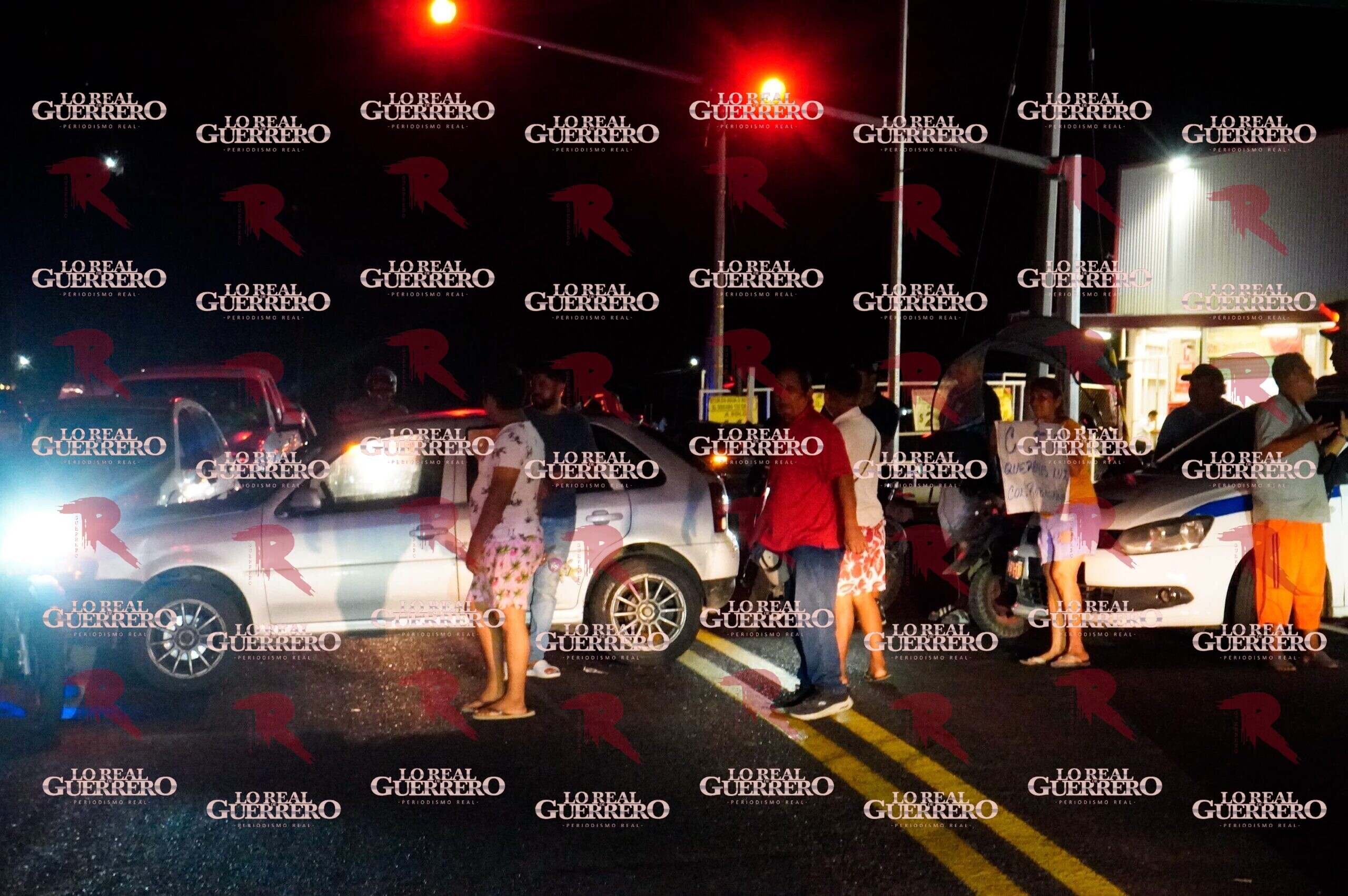Vecinos bloquean la Pie de la Cuesta en Acapulco por falta de energía eléctrica