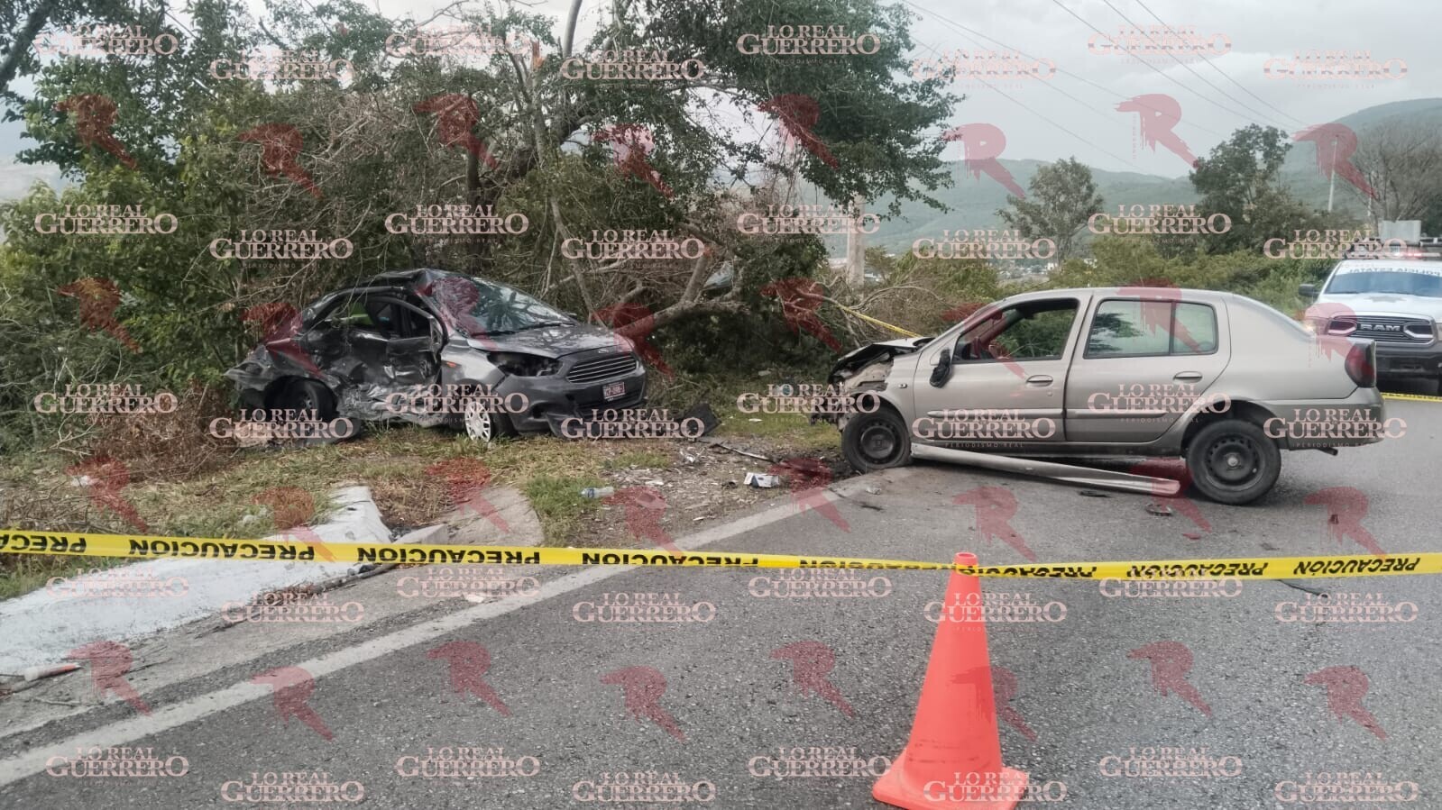 Muere hombre prensado y otro queda herido tras choque entre dos autos en Chilpancingo