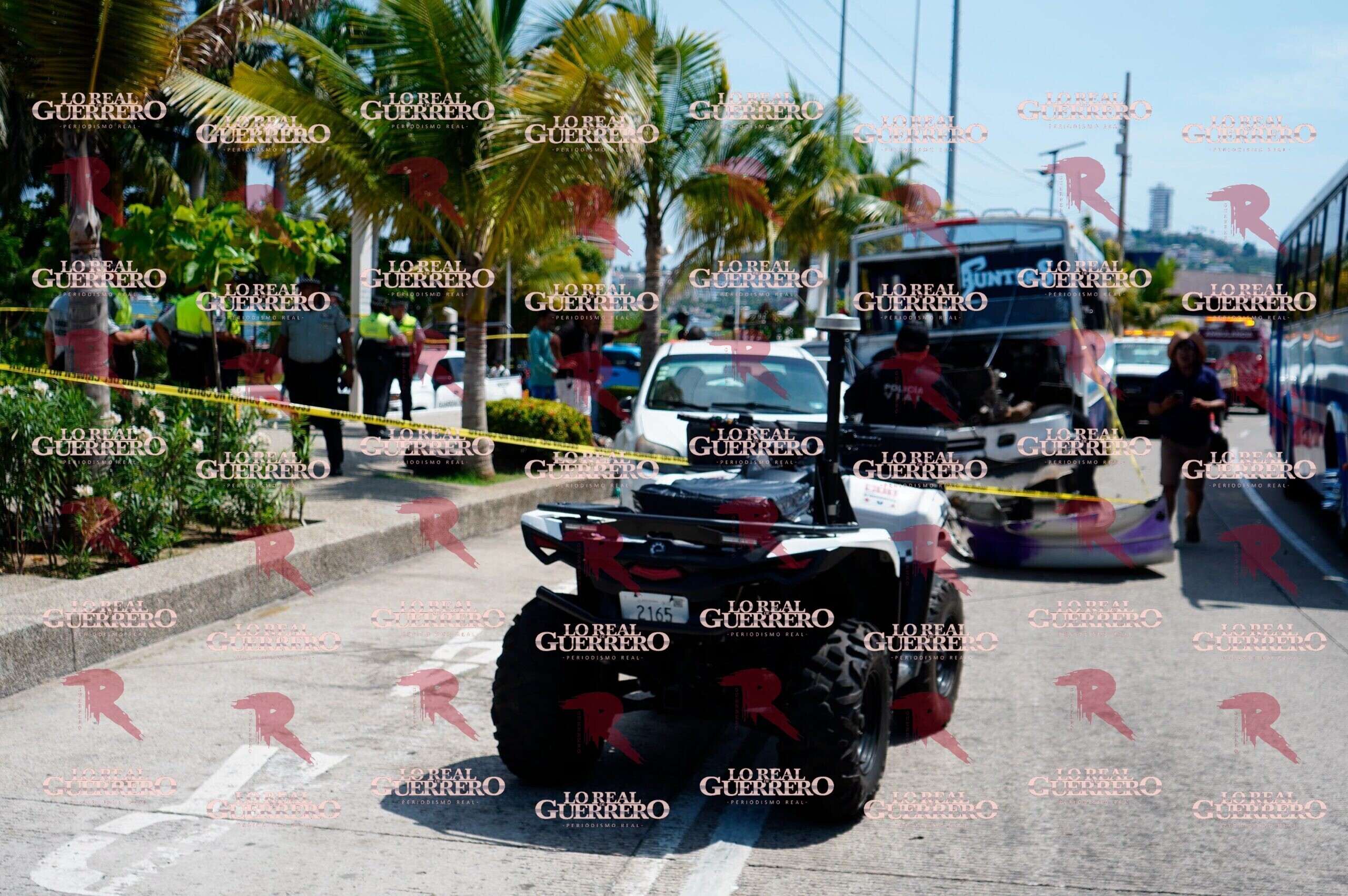 Camión urbano impacta siete vehículos en la Costera de Acapulco