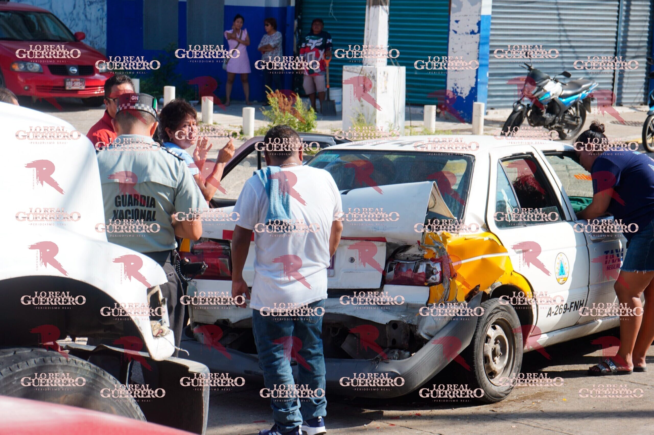 Cuatro pasajeros resultan heridos tras choque entre camión y taxi en Acapulco