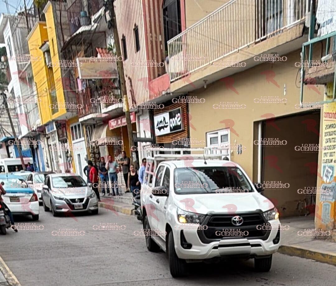 Asaltan negocio de telefonía en el Centro de Tlapa; hieren de un balazo al propietario