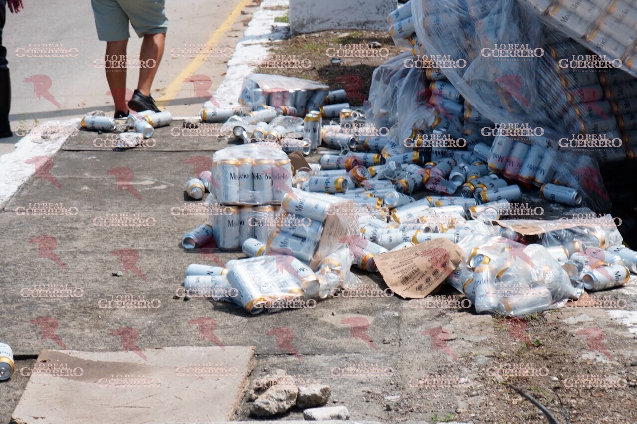Desnivel provoca caída de cargamento de cerveza en avenida Cuauhtémoc