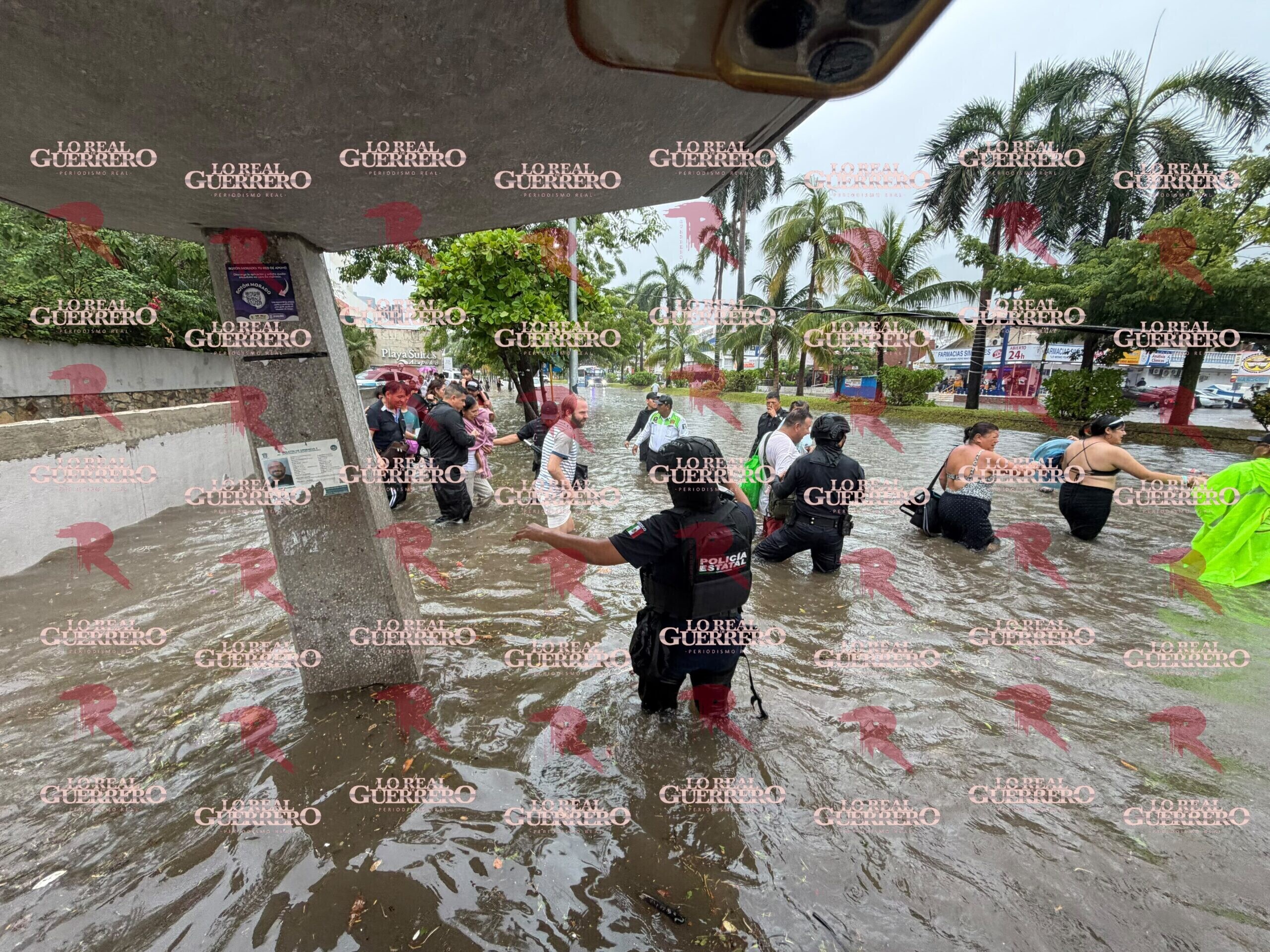 Fuerte lluvia provoca inundaciones y arrastra vehículos en Acapulco
