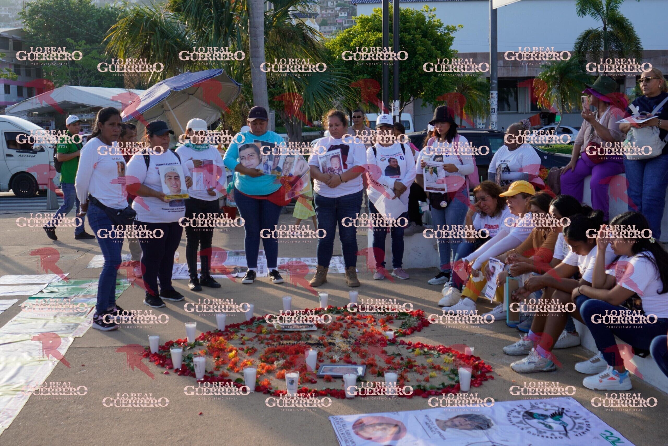 Pegan fichas de desaparecidos en el Malecón de Acapulco