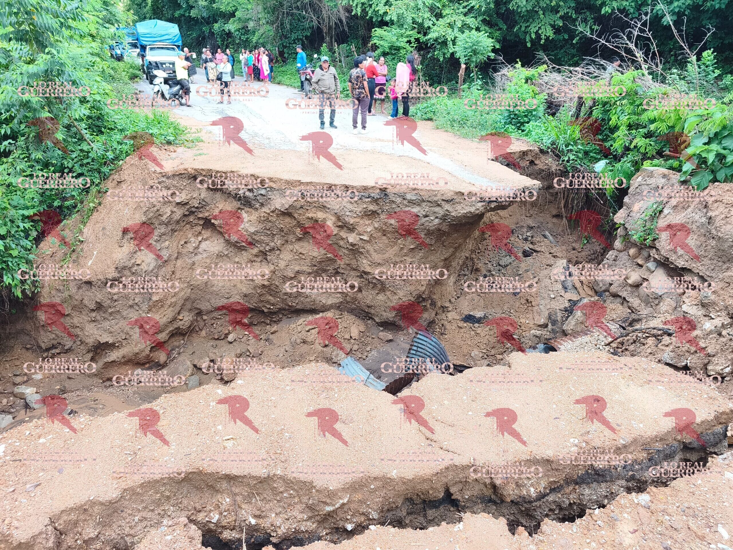 Lluvias cortan la carretera Coyuca-Tepetixtla