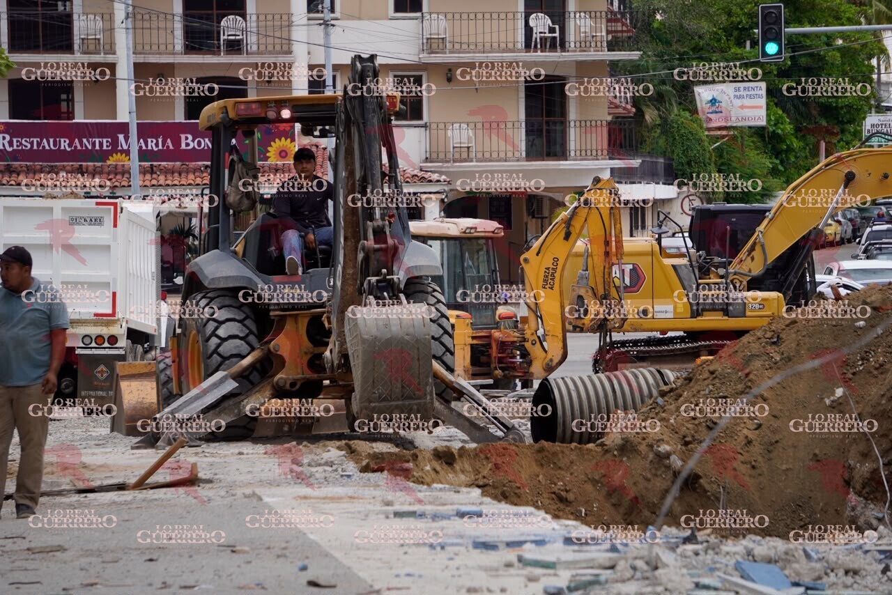 Demuelen parte de obra en Juan de la Cosa para permitir paso del agua de lluvia en Acapulco