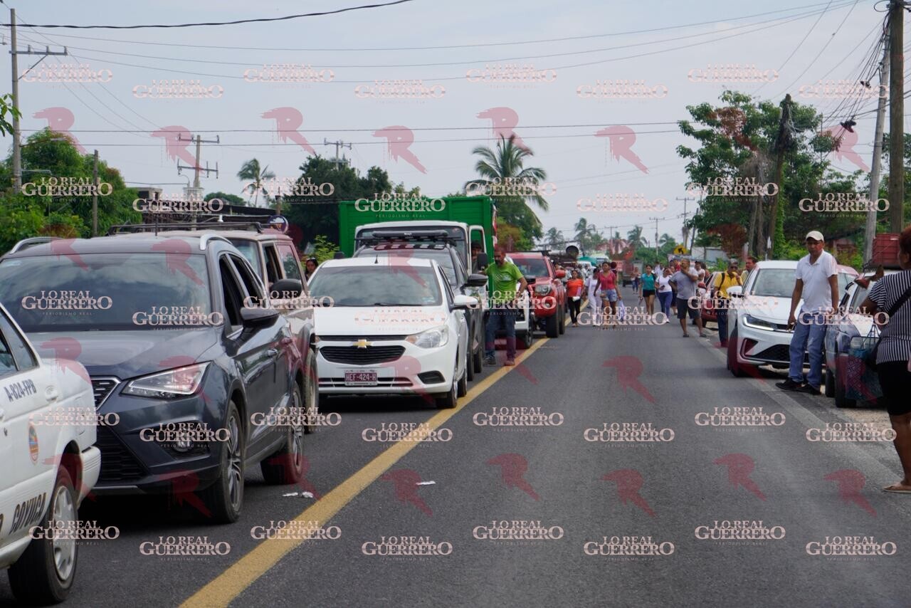 Bloquean la Acapulco-Zihuatanejo por apagones; llevan más de dos horas