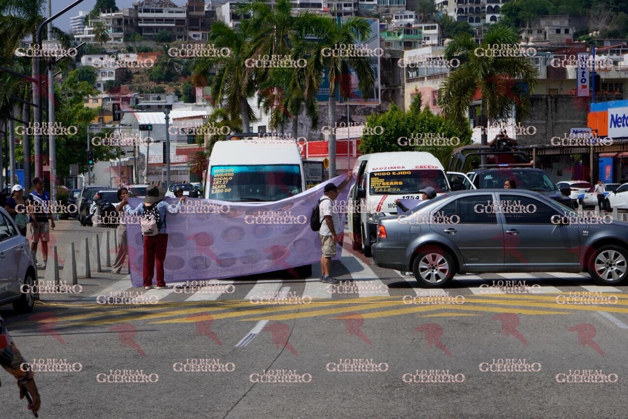 Bloquean madres buscadoras la Costera por retiro de fotos de desaparecidos