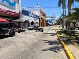 Pipa de agua derriba poste y provoca cierre vial en el Centro de Acapulco