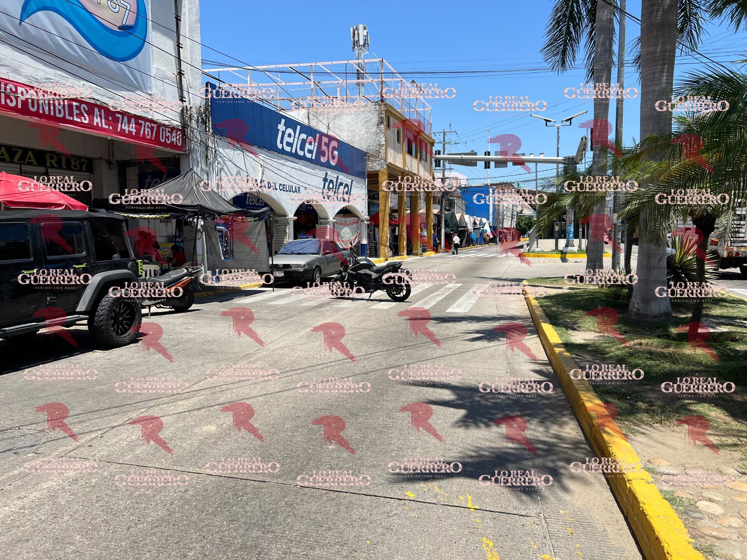 Pipa de agua derriba poste y provoca cierre vial en el Centro de Acapulco