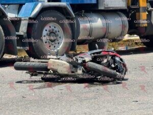 Queda grave estudiante del Cobach al estamparse contra camioneta en Acapulco