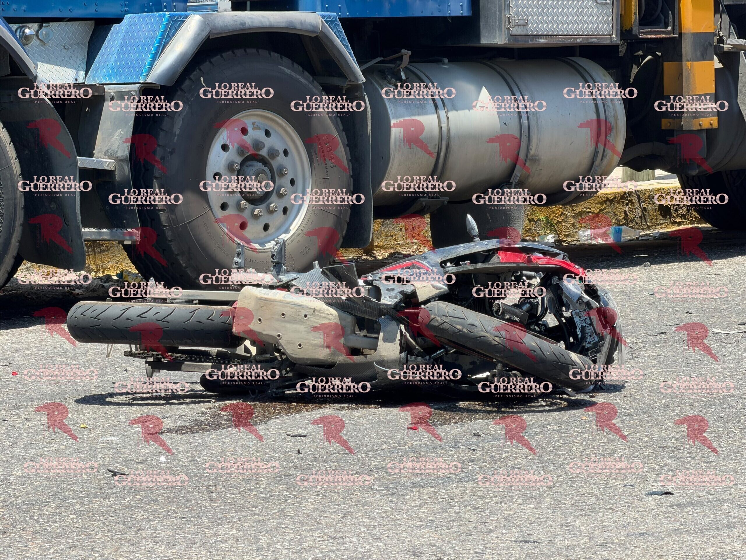 Queda grave estudiante del Cobach al estamparse contra camioneta en Acapulco