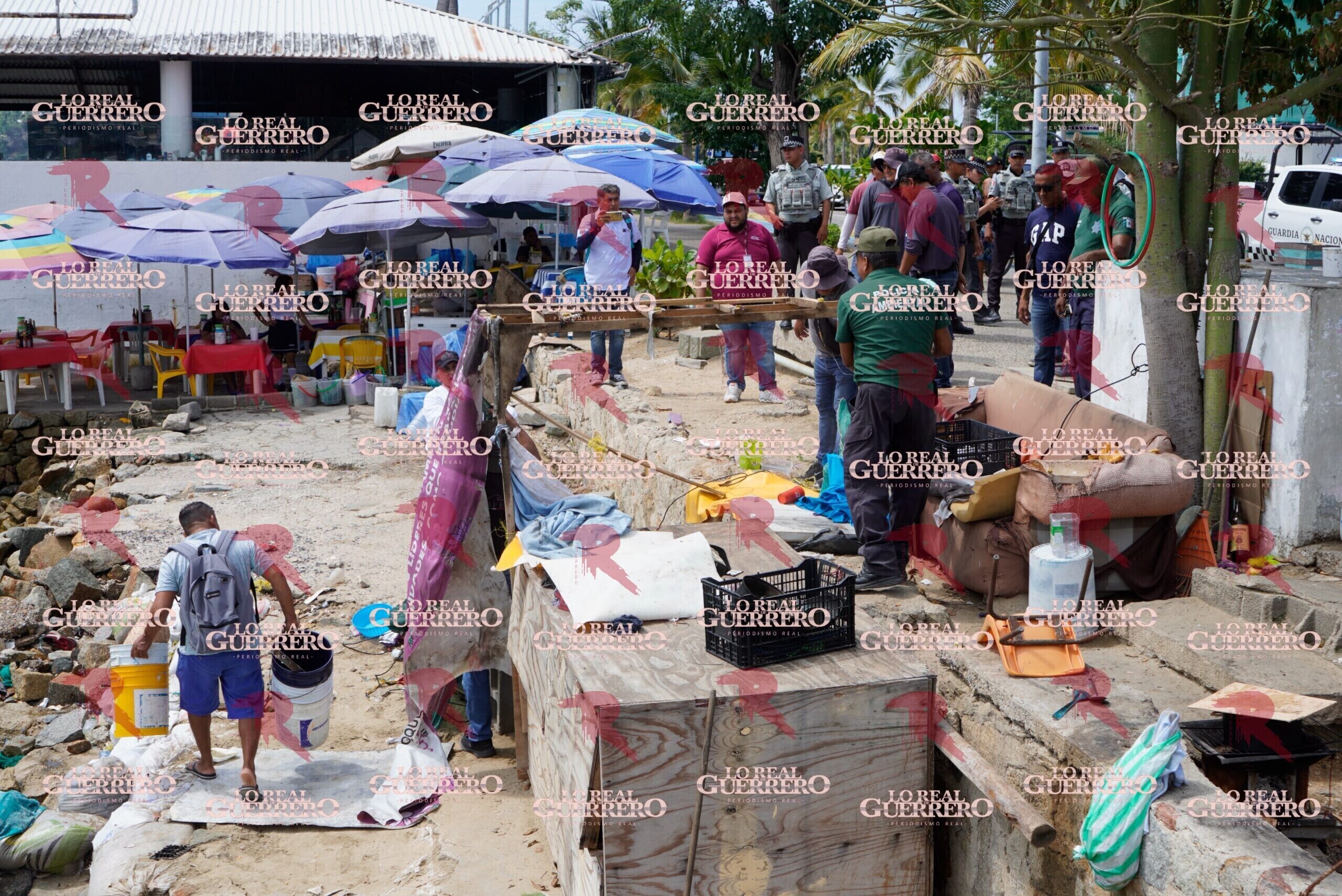 Retiran campamento de personas en situación de calle a la orilla del mar en Acapulco